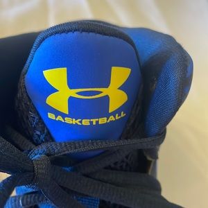 Nearly new boys under Armour basketball shoes. Size 5Y Blue/yellow accents.